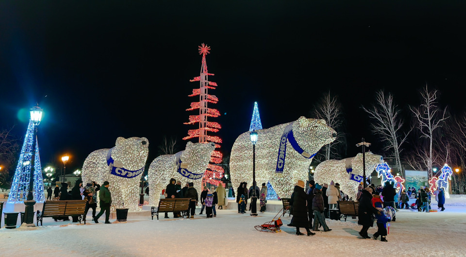 В новогодние праздники по пути к Кремлю вам не пройти мимо городской елки