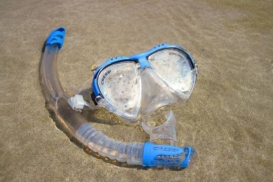    Кандидатка на пост мэра нырнула в огромную лужу посреди дороги (фото: pxhere.com)