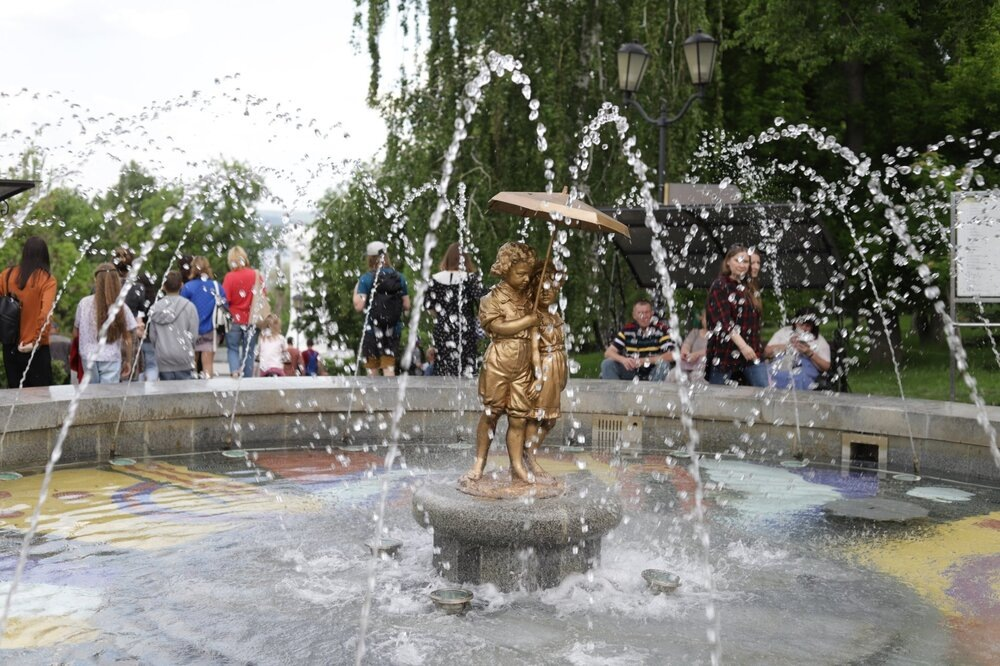 Фонтан "Мальчик и девочка".