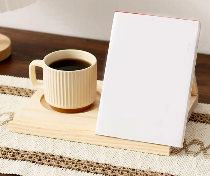 Деревянная треугольная подставка для книг