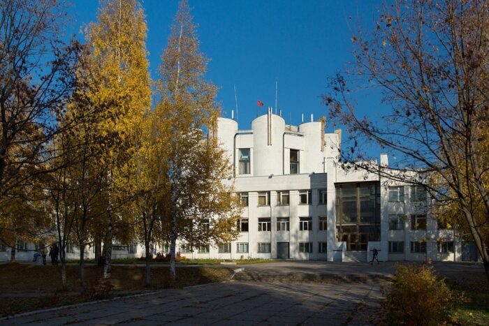 В ДДюТ заменили витражи и приступают к установке окон ПВХ