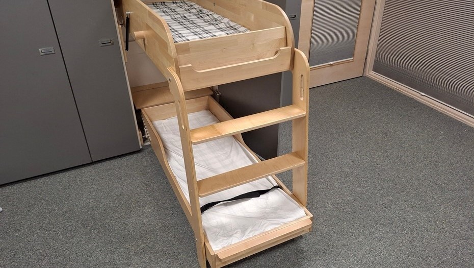    Двухъярусная откидная кровать, которой зажало ребёнка в финском детском саду. Автор фото: Otkes