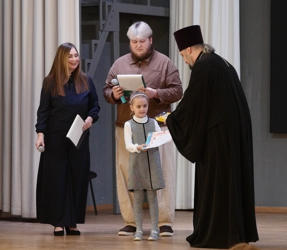 Награду вручает о. Михаил.