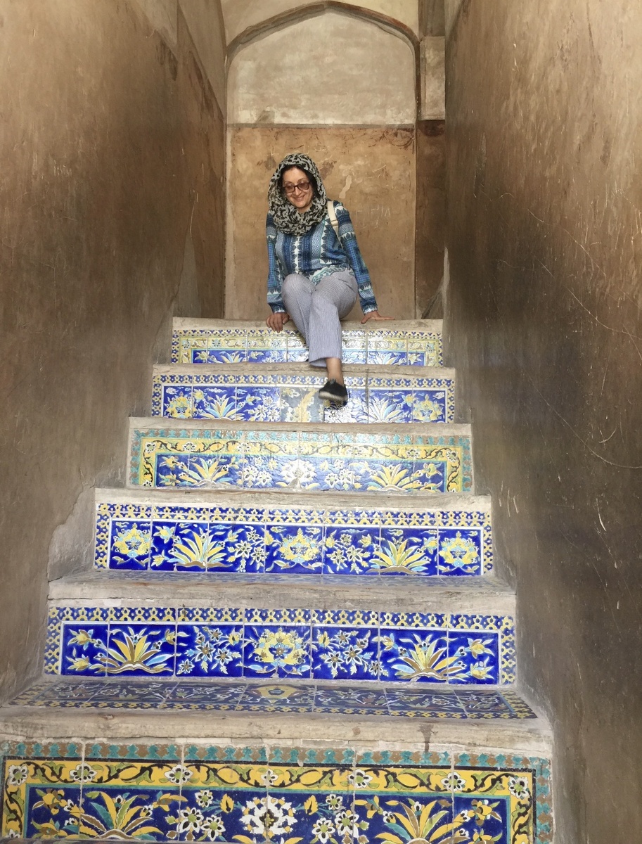 По этим крутым лестницам было не только трудно подниматься, но и спускаться.