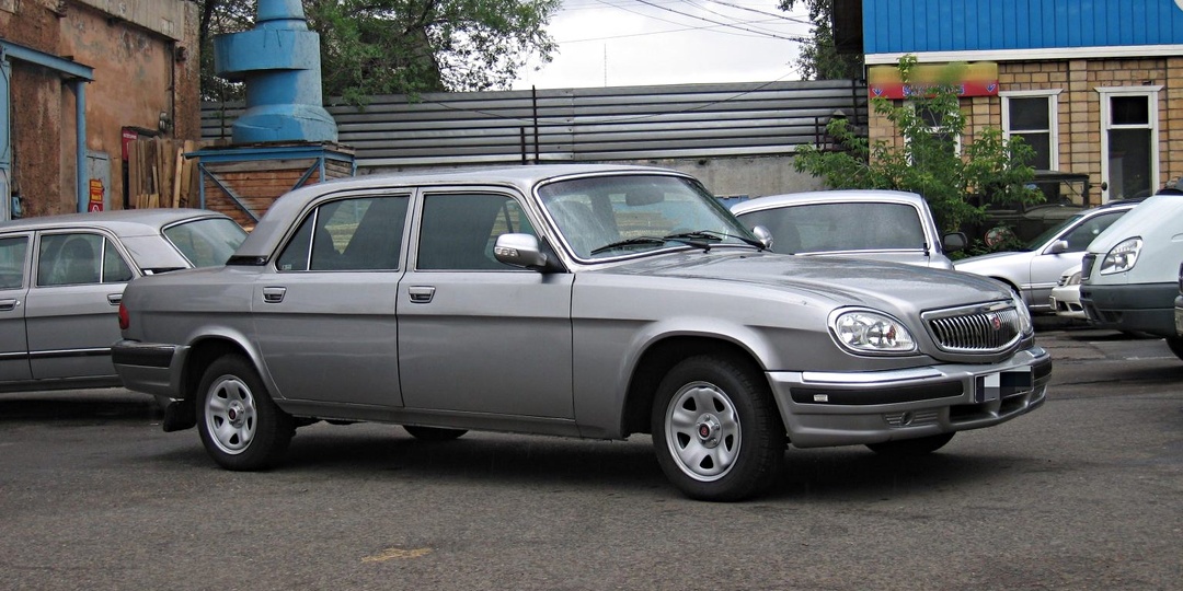 Представительская Волга с мотором Chrysler и оцинковкой кузова: как ГАЗ пытался создать премиум-седан