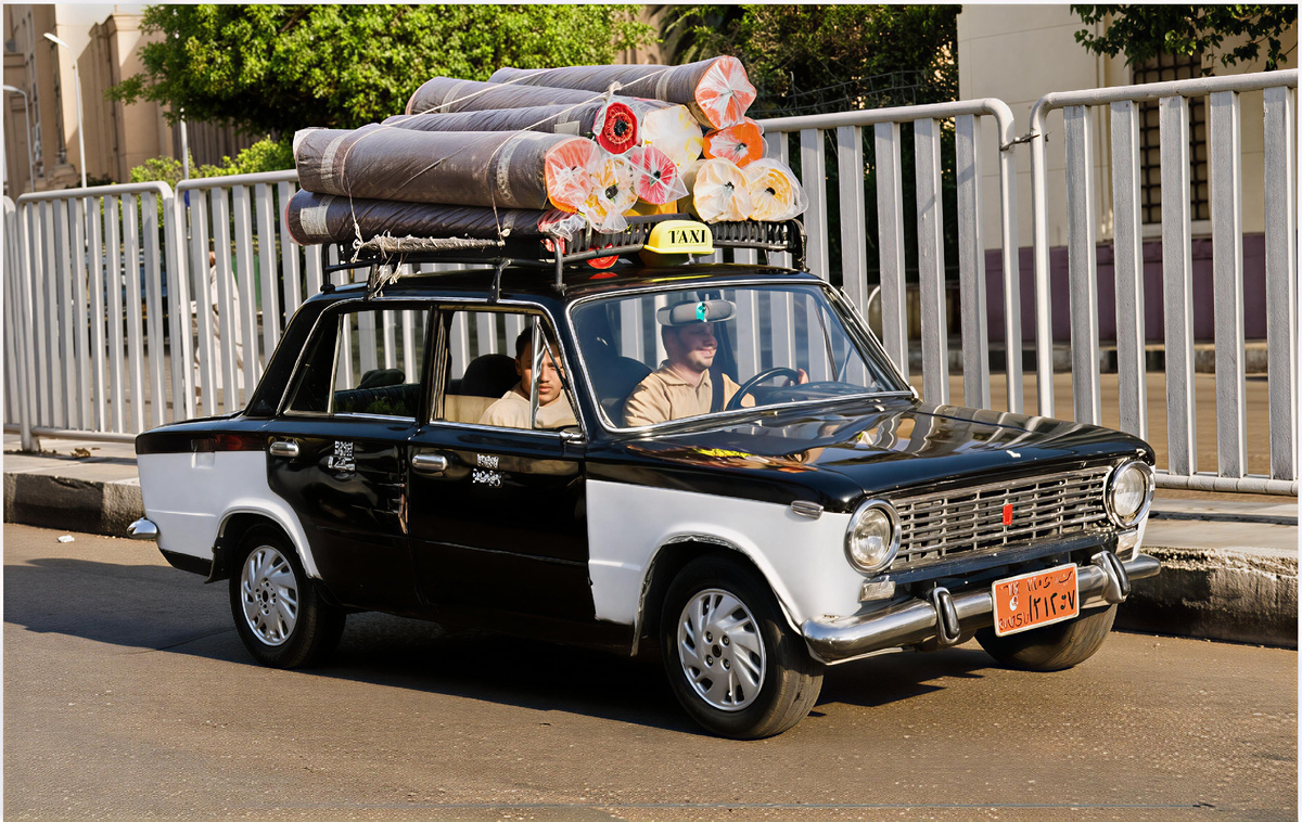 Типичное каирское такси 1990–2000-х годов — желтая Lada с шашечками. Такие машины годами работали в пробках многомиллионного города, перевозя миллионы пассажиров.