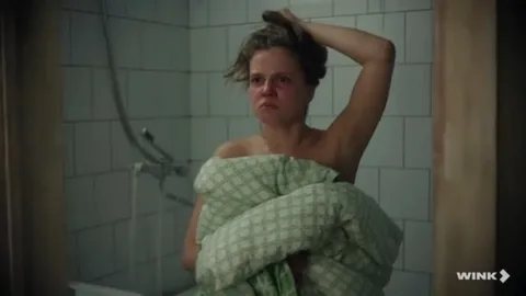 И это тоже она миллиардерша! Смена ландшафта: вместо фешенебельных особняков — коммуналка в военном гарнизоне.