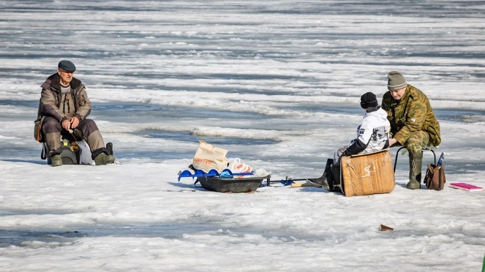 В Екатеринбурге обнаружили десятки любителей порыбачить на льду