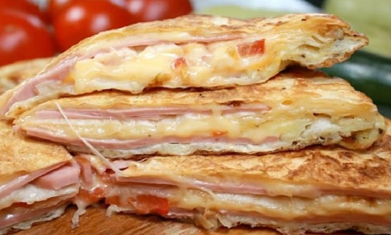 Ленивый завтрак из лаваша: как собрать идеальный горячий сэндвич за 10 минут