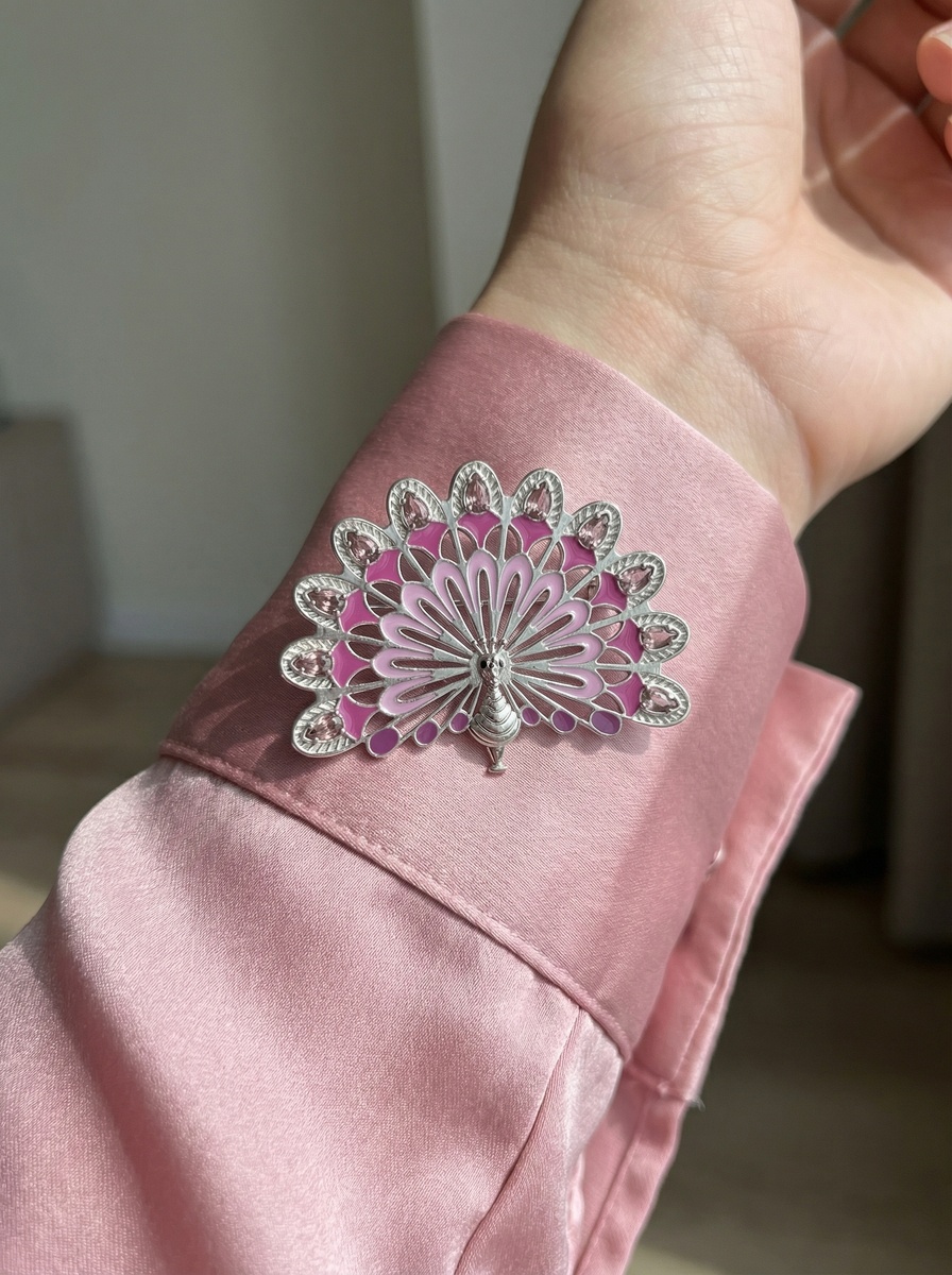 Бренд TRIORA, коллекция Индия: натуральный кощачий глаз, шёлковый шарфик Твилли и дизайнерская брошь "Павлин"