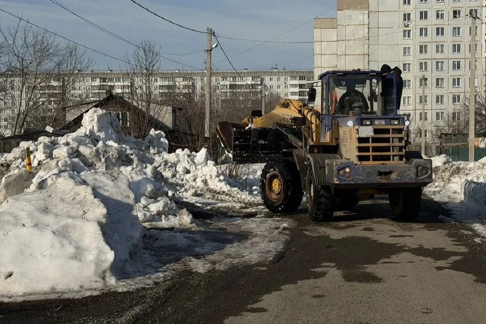    Техника ДЭУ №4 расчистила проезд до асфальта. Фото: мэрия Новосибирска