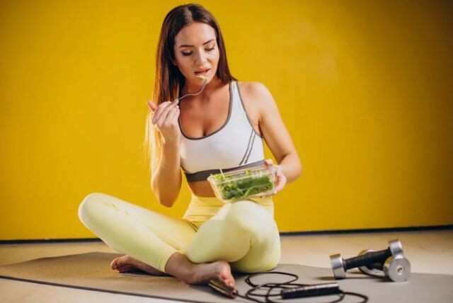 «Не голодайте — сгорят мышцы!» Как прийти в форму к лету без мучений