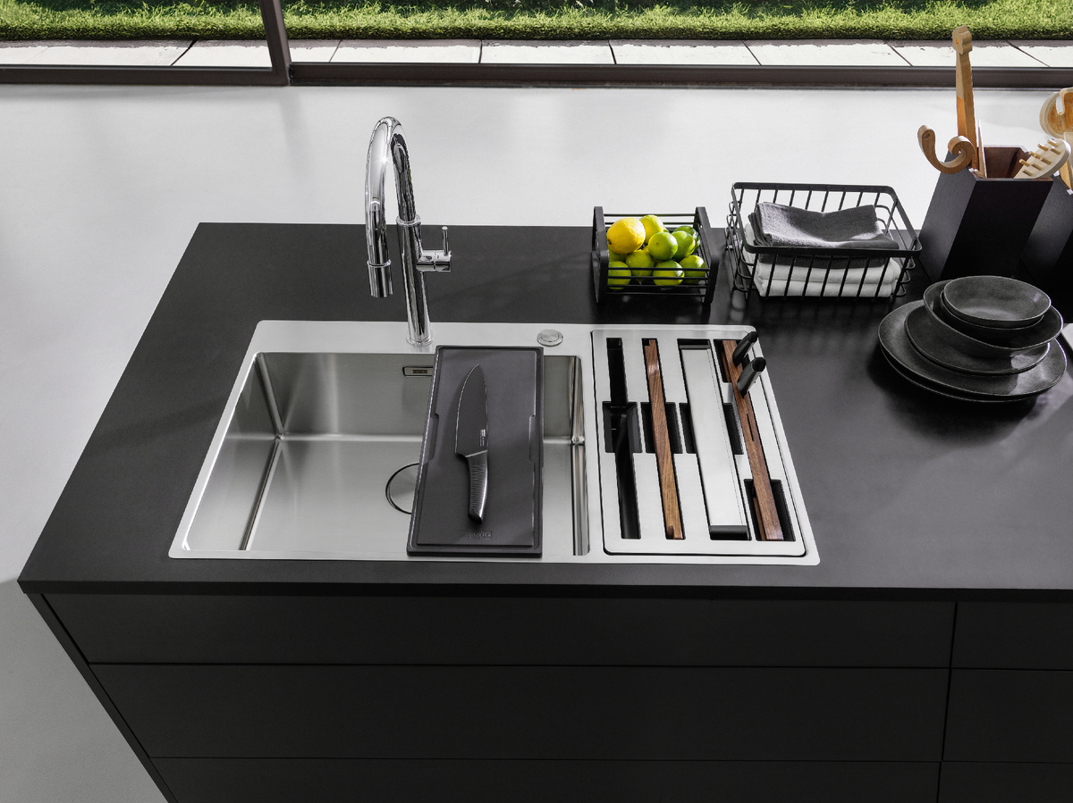 Мойка Franke BWX 220-54-27 из нержавеющей стали AISI 304 с комплектом аксессуаров.