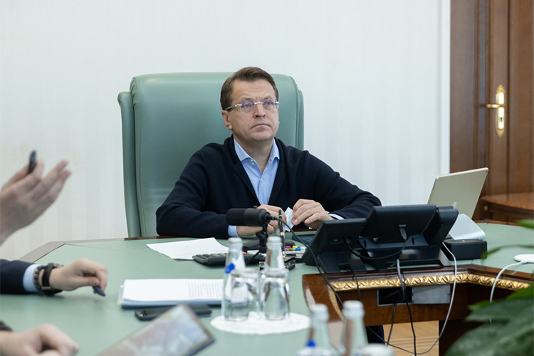    Мэру Казани Ильсуру Метшину презентовали проект трех понтонов на Кремлевской набережной.   
Фото: kzn.ru