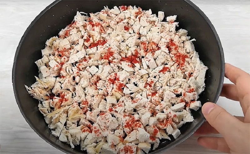 Запеканка из курицы с брокколи и сыром: семейный ужин за полчаса