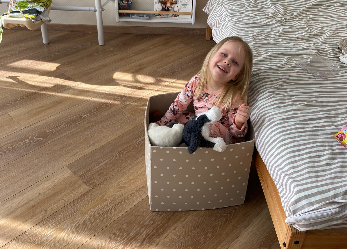 Вот так хотелось спрятаться от этой напасти - в домик или на ручки, любой вариант подходит 