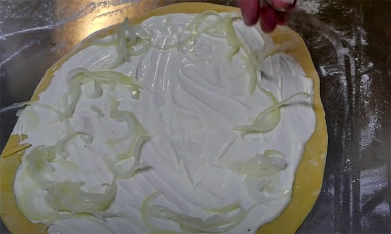 Как приготовить эльзасский пылающий пирог: секрет хрустящей основы и яркой начинки