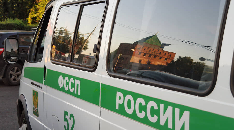 Нижегородские приставы опечатали цех по производству угля из-за мигрантов