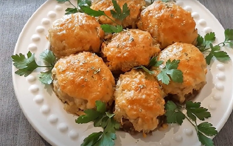 Запекаем фарш с луком и сыром: сытный ужин, который соберёт всю семью