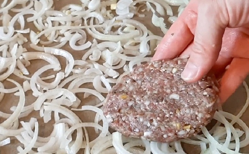 Запекаем фарш с луком и сыром: сытный ужин, который соберёт всю семью