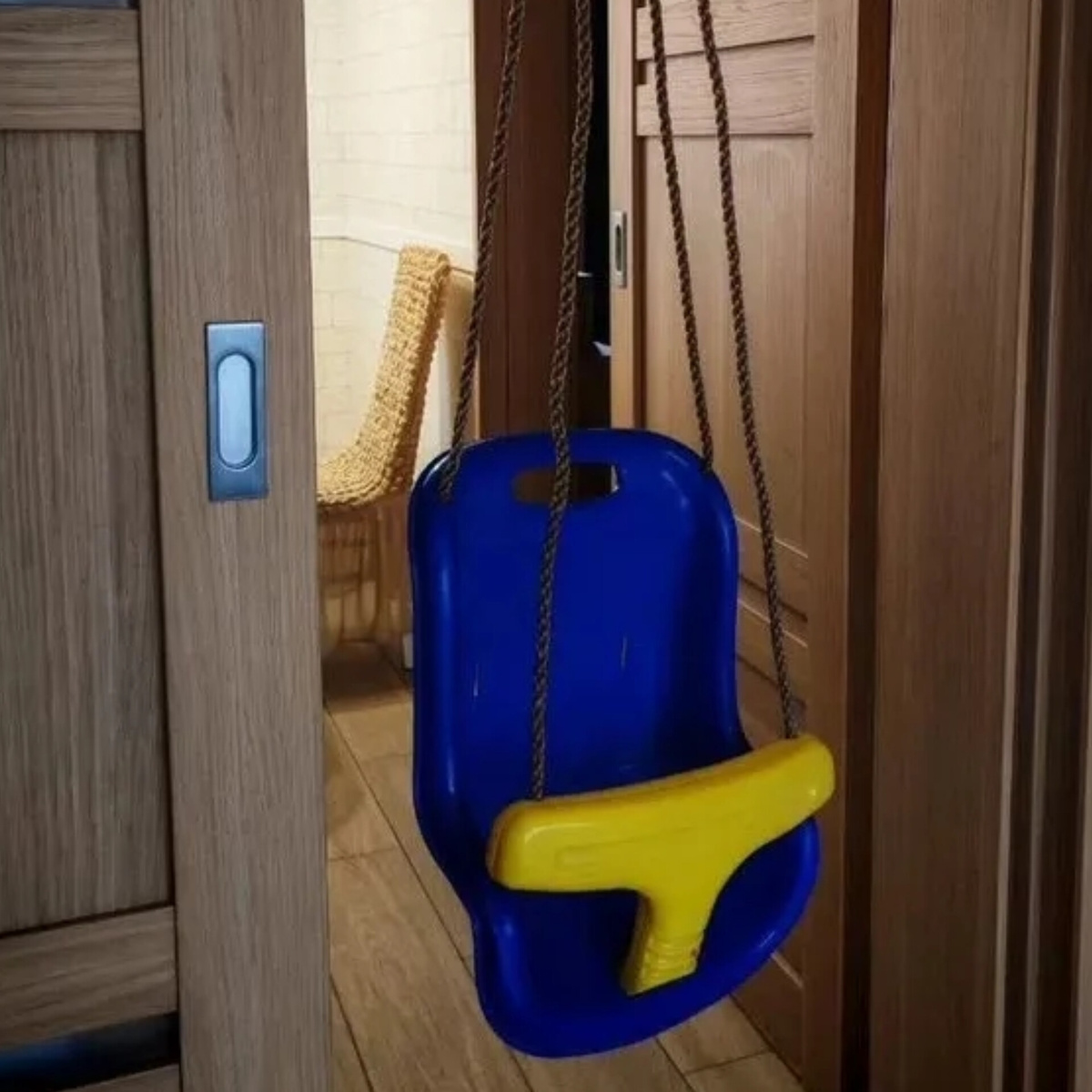 Муж  прячется и держит в проёме качели. Я фотографирую для Авито. 