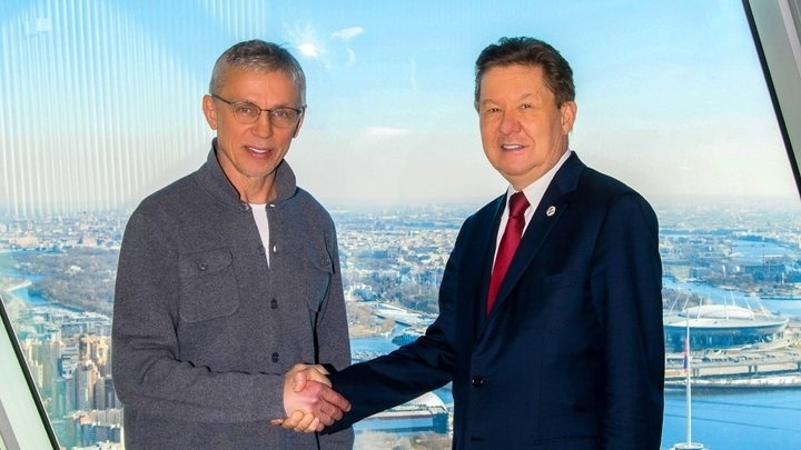 Глава «Газпрома» Алексей Миллер провел рабочую встречу с главным тренером СКА Игорем Ларионовым по итогам выступления команды в FONBET чемпионате КХЛ в сезоне-2025/26. На встрече также обсуждались задачи команды на следующий чемпионат/ Фото Пресс-служба «Газпрома»