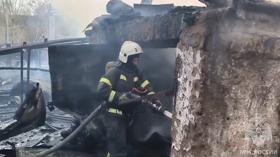 В Екатеринбурге из-за пожара рядом с пансионатом эвакуировали 50 человек