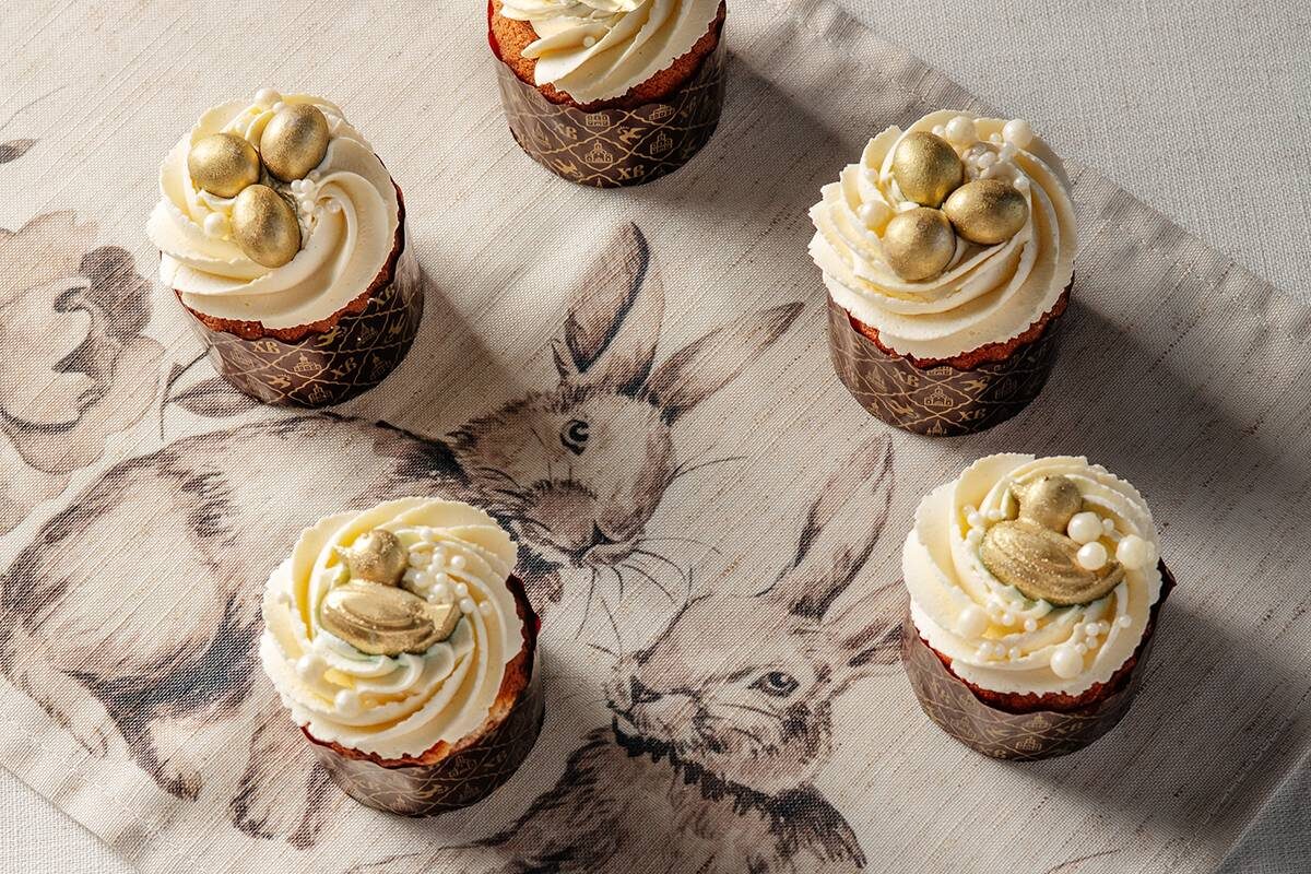 Пасхальные капкейки с кремом и золотыми яйцами — удобный формат для офисного фуршета. Каждому коллеге достанется порционный десерт.