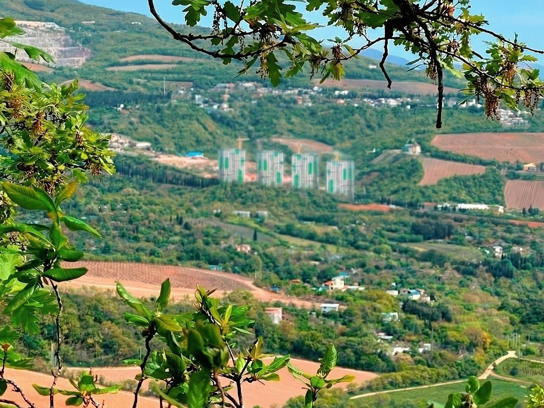 Вид на эко-квартал "Партенит Парк" со стороны горы Аю-Даг