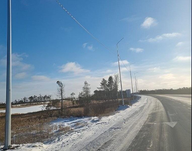    В Югре продолжаются работы по установке недостающих тротуаров и освещения