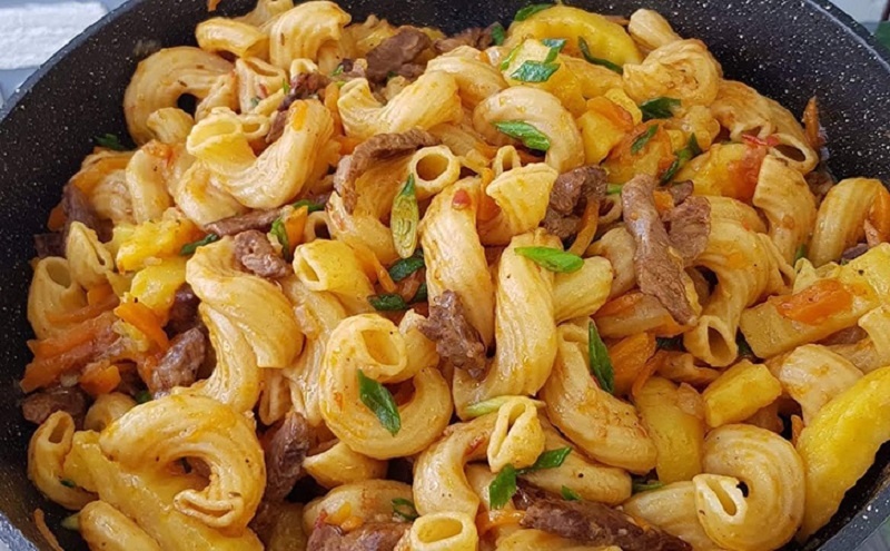 Макароны с мясной поджаркой и овощами: домашний ужин за считанные минуты