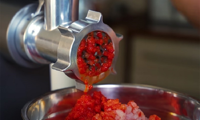 Макароны с мясной поджаркой и овощами: домашний ужин за считанные минуты