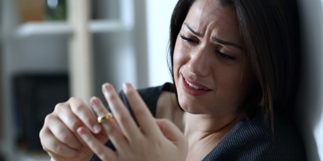 – Витюша, когда ты расскажешь о нас своей старушке? – услышала я из собственной спальни