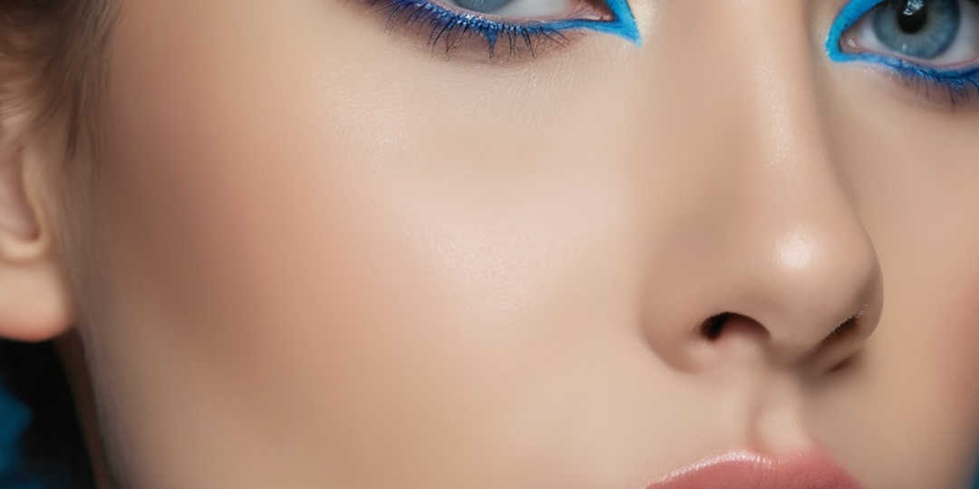 Идеи макияжа с использованием голубой подводки на слизистой