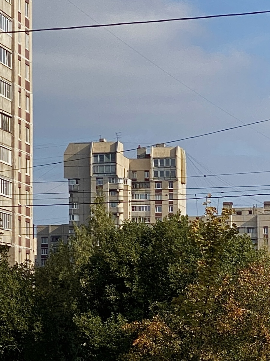 Квартал спроектирован так, что эти дома хорошо заметны с Выборгского шоссе и расположены как раз между домами, выходящими непосредственно на магистраль