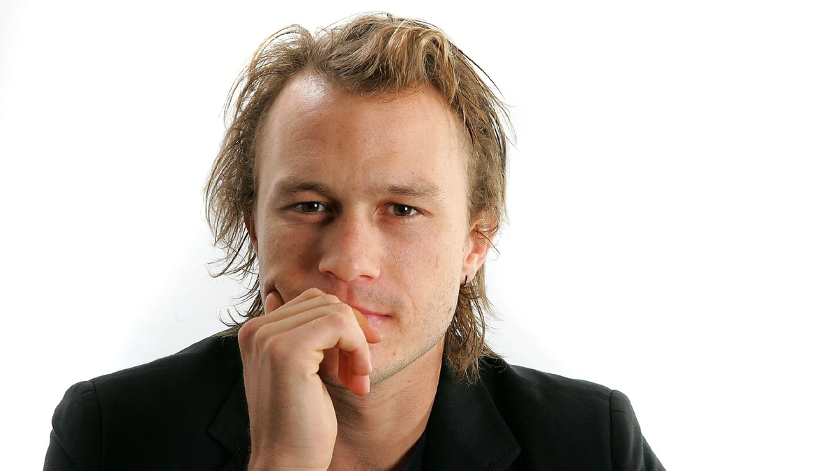 Хит Леджер (Heath Ledger) — австралийский актёр, получивший мировую известность благодаря ролям в голливудских фильмах. Он запомнился зрителям как разносторонний артист, способный перевоплощаться в персонажей разных жанров — от романтических героев до сложных антигероев.
