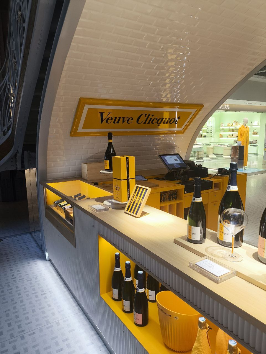 Типичный киоск Вдовы в любом ТЦ Парижа