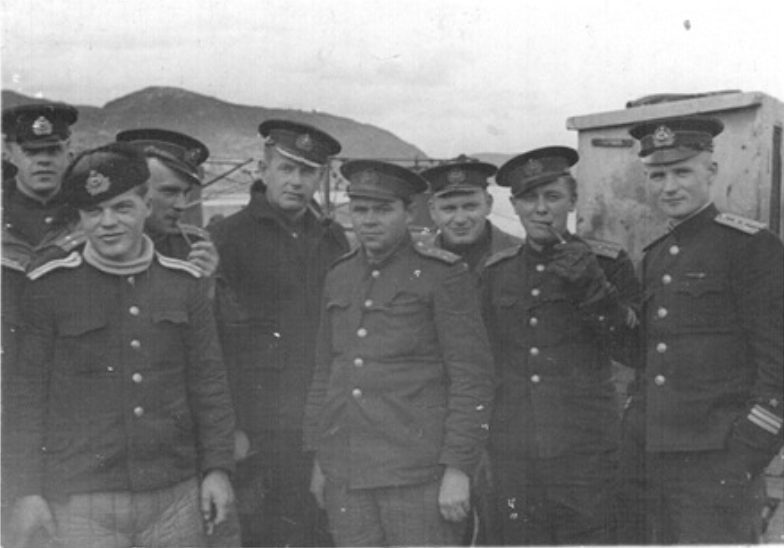 Офицеры 5 дивизиона подводных лодок Северного флота. 1943 г. Из архива семьи Динцер