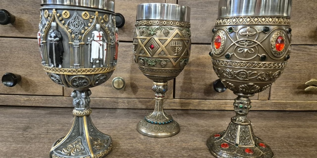 Алтарный кубок — неотъемлемый атрибут магического алтаря, который символизирует определённые силы и используется в ритуалах