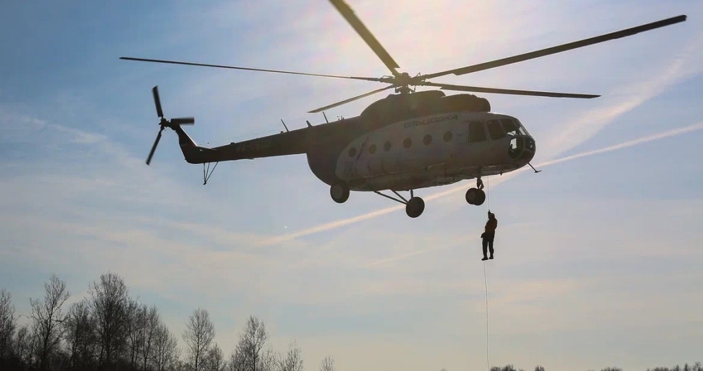 К пожарам готовы: новосибирские десантники отработали спуски с вертолета Ми-8