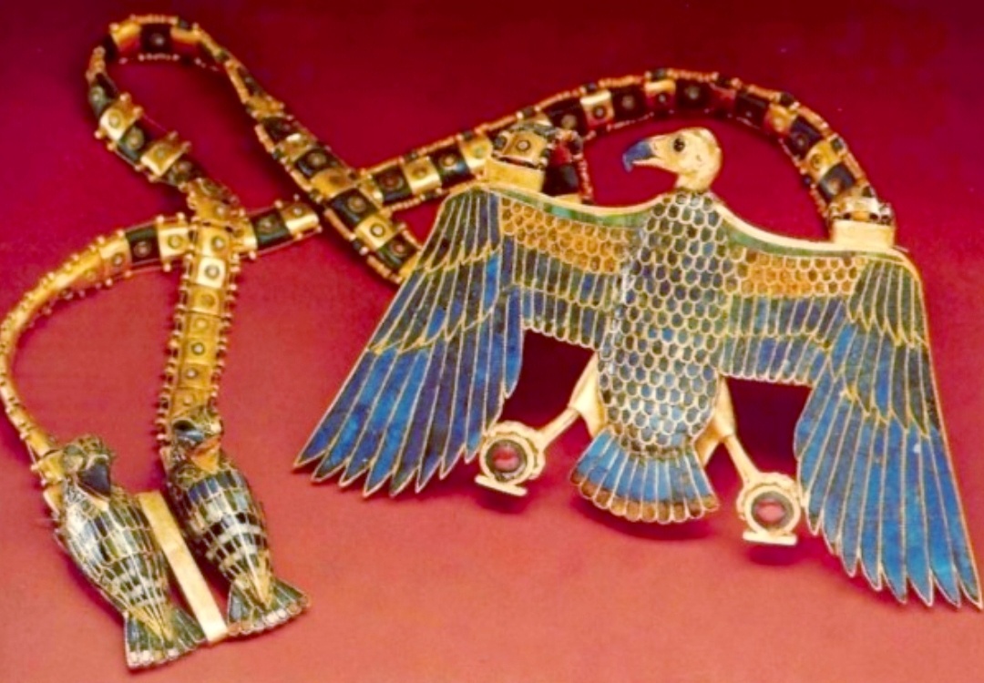 Ожерелье с пекторалью в виде богини. Около 1334 - 1328 до н. э.. Золото, лазурит, сердолик, обсидиан, стекло