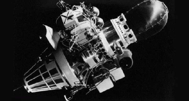 3 апреля 1966 года — советская автоматическая станция «Луна‑10» успешно вышла на орбиту вокруг Луны, став первым в мире искусственным