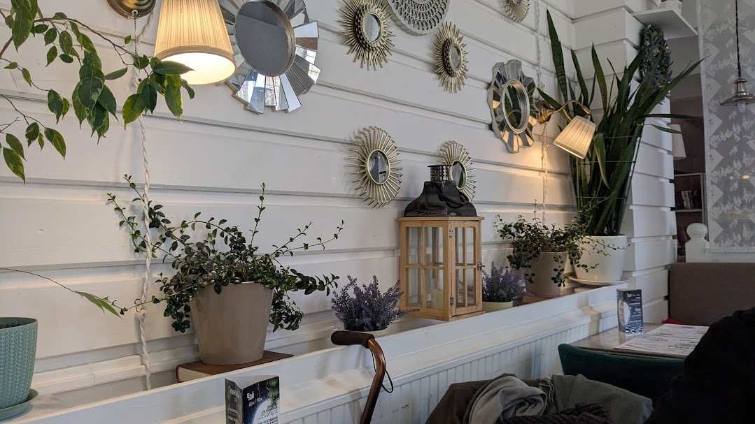 Элемент декора в траттории (к сожалению, в кадр влезла моя трость). Фото автора