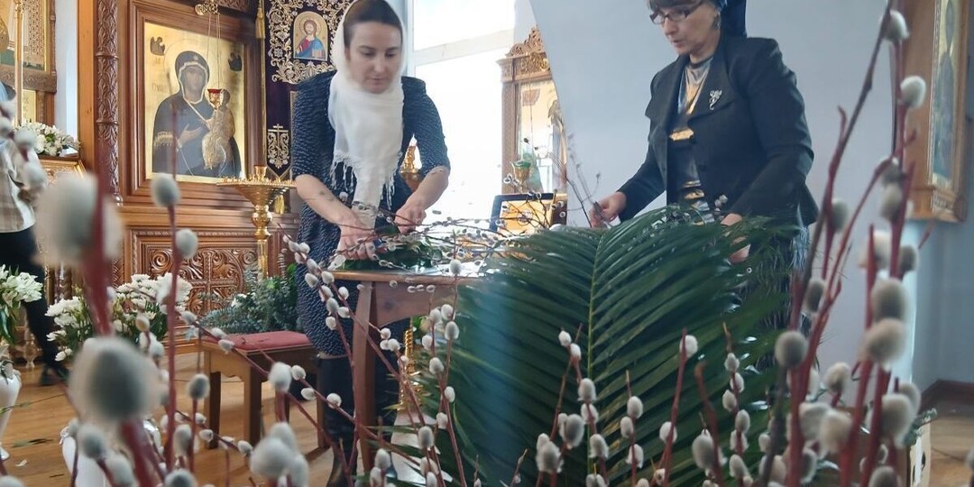 В Улан-Удэ кафедральный собор в Вербному воскресенью украшали флористы