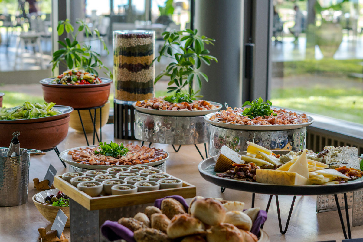 Обычная картина: завтрак в режиме "шведского стола" возле бассейна! Фото из библиотеки Unsplash.