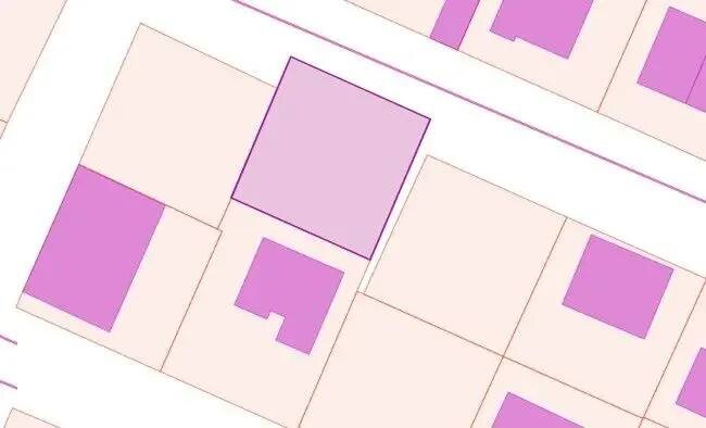 Скриншот с НСПД, на котором видно, как земельный участок сдвинут на улицу.