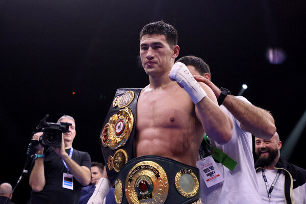 Российский боксер Дмитрий Бивол после победы над Линдоном Артуром / REUTERS/Ahmed Yosri   📷