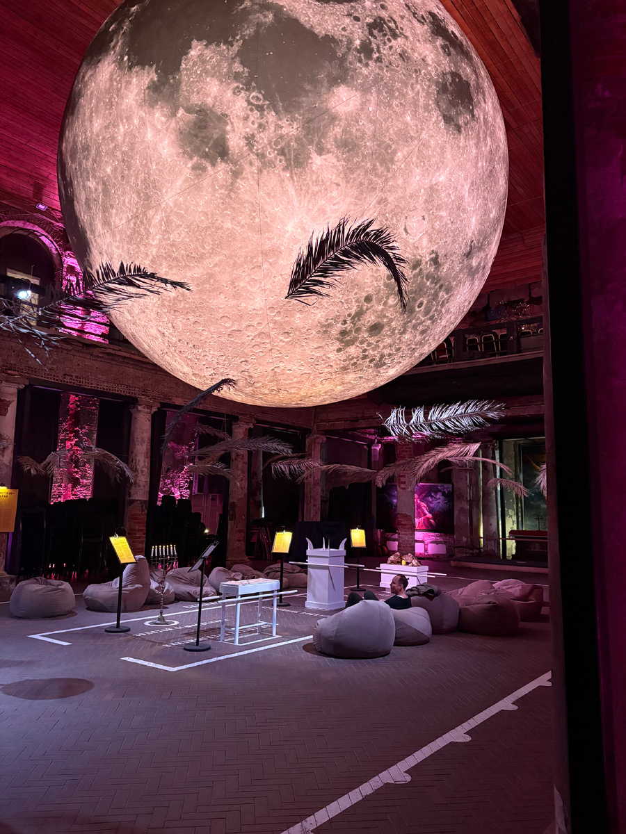 В центре висит огромная надувная Луна