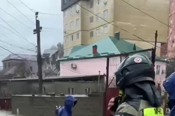 Сотрудники МЧС на подтопленной улице в Махачкале, 28 марта 2026 года / РИА Новости   📷