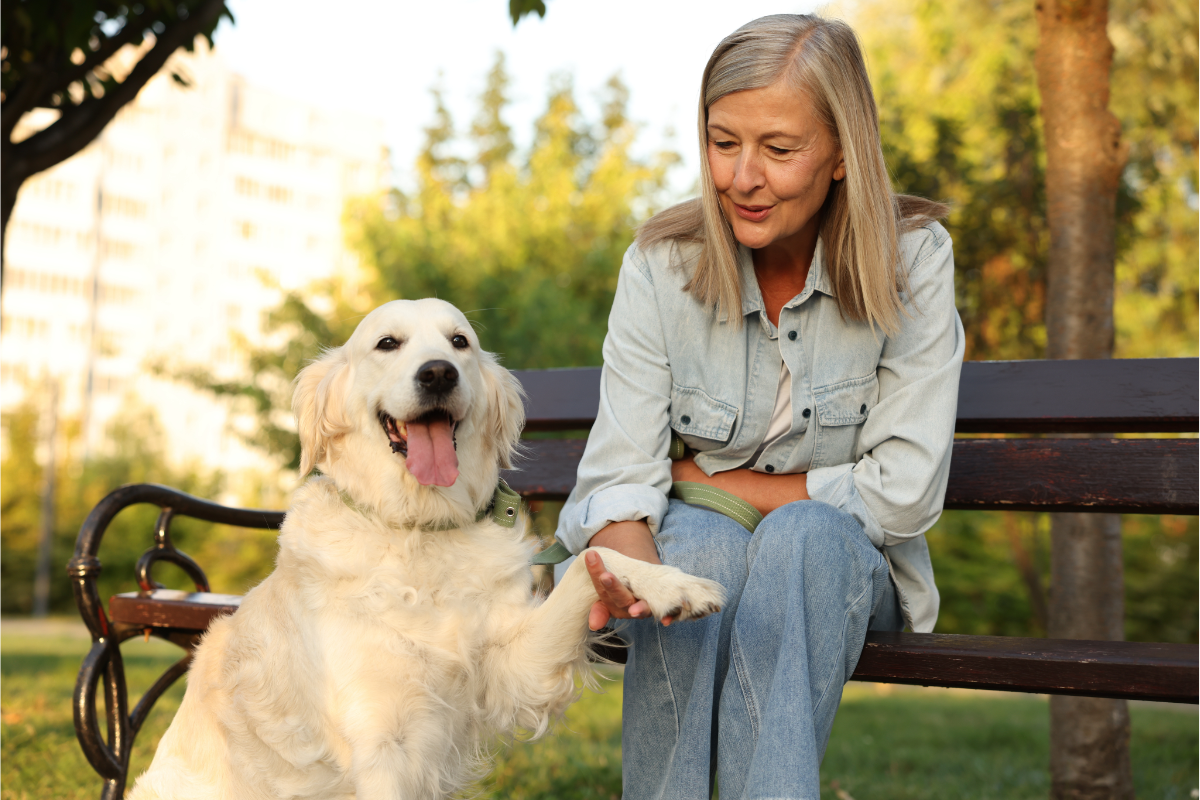 Женщина гуляет с собакой 